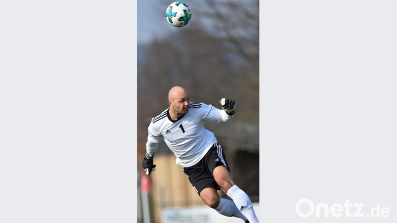 Auf SpVgg-SV-Torwart Matthias Götz kommt Schwerstarbeit zu. Die Offensive des Spitzenreiters SV Donaustauf hat viel Qualität. Bild: A. Schwarzmeier