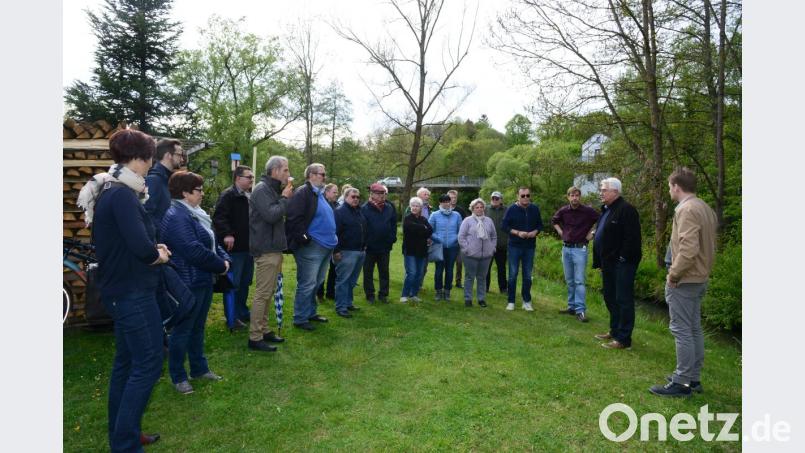 Bürgermeister Rupert Troppmann (Zweiter von rechts) erläutert den Anliegern das Interesse der Stadt an einem funktionierendem Hochwasserschutz an der Waldnaab. Bauoberrat Andreas Ettl (Dritter von rechts) beschreibt die Notwendigkeit des Schutzes, die sich aus den gesetzlichen Vorgaben für ein 100-jährige Hochwasserereignis, ergibt. Bild: bey