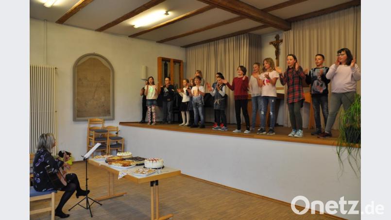 Christiane Böhme (links) leitet den Schulchor. Bild: ak
