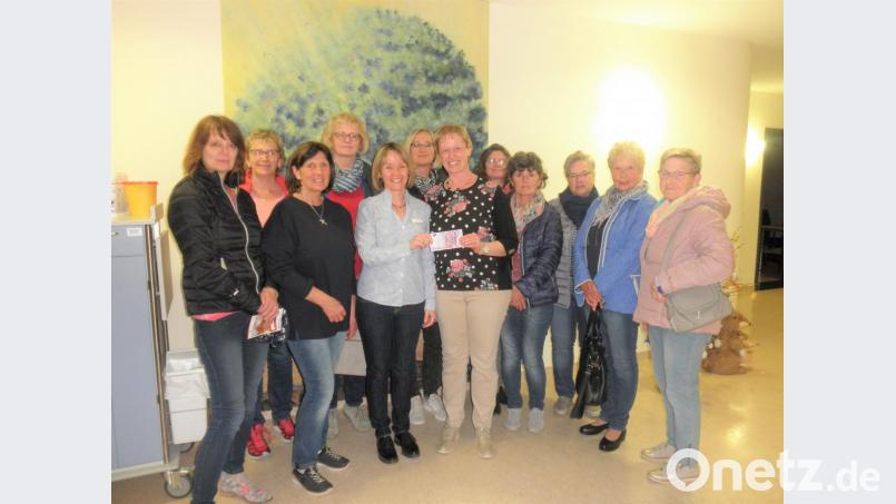 Der Katholische Frauenbund Pleystein spendet dem Hospiz in Neustadt/WN 500 Euro. Bild: tu