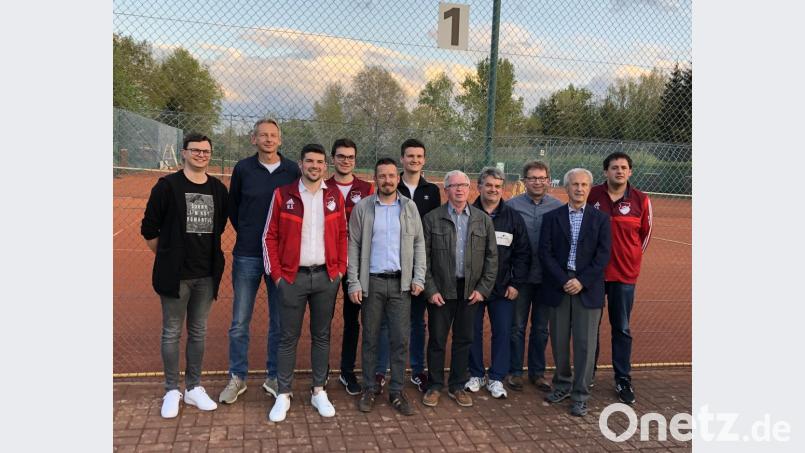Thomas Wölker (Fünfter von links) steht nun an der Spitze der Tennisabteilung der SpVgg Pfreimd. Stadtrat Günther Strehl (Fünfter von rechts) gratulierte ihm und dem Führungsgremium zur Wahl. Bild: msl