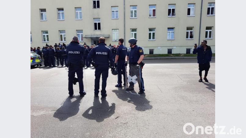 An der Asylbewerberunterkunft im Regensburger Osten gab es einen größeren Polizeieinsatz. Eine 31-jährige Frau kam dort zu Tode. Nach dem aktuellen Ermittlungsstand kann ein Ableben durch Gewalteinwirkung ausgeschlossen werden. Bild: Alexander Auer