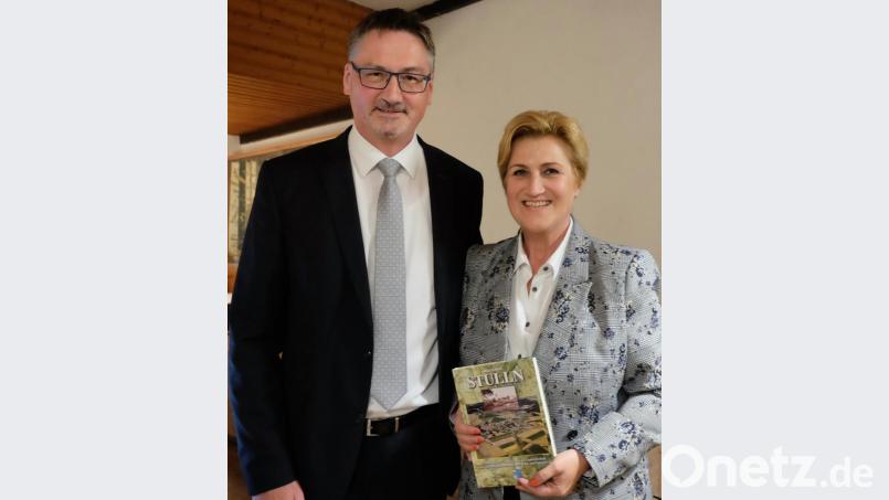 Bürgermeister Hans Prechtl bedankte sich bei Corinna Gross für die interessante Repräsentation des Familienunternehmens, sprach „von einen kleinen Juwel, das sich abhebt“ und überreichte die Gemeindechronik gleichsam als „Werbegeschenk“ Bild: ohr