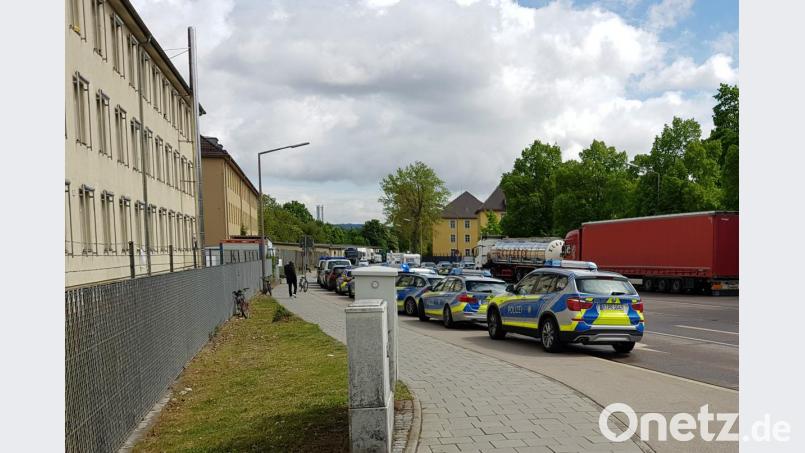 Vor einer Flüchtlingsunterkunft in Regensburg standen am Samstagvormittag mehrere Polizeiautos. Bild: Alexander Auer