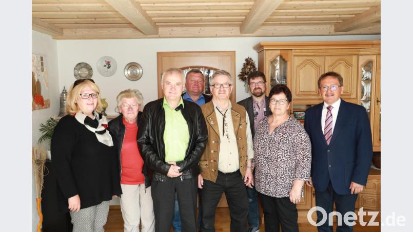 70. Geburtstag beging Bruno Schraml (Vierter von rechts). Unter den zahlreichen Gratulanten waren auch Bürgermeister Hans Donko (rechts), der stellvertretende Landrat Günter Kopp (Dritter von links) und Kreisrat Marco Vollath (Dritter von rechts) sowie Vereinsvertreter des VdK und der Siedlergemeinschaft. Bild: njn