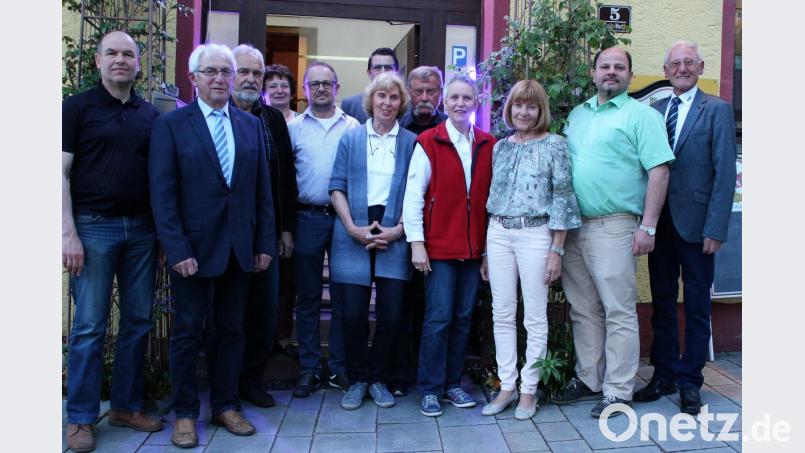 Bei den Neuwahlen sprach die Versammlung dem langjährigen Vorsitzenden Engelbert Ehbauer (rechts) erneut das Vertrauen aus. Zum Stellvertreter wählten die Mitglieder Karl Knechtel (Dritter von links). Zweiter Bürgermeister Kurt Koppmann (Zweiter von links) würdigte das Engagement des rührigen Sozialverbandes. Bild: bph