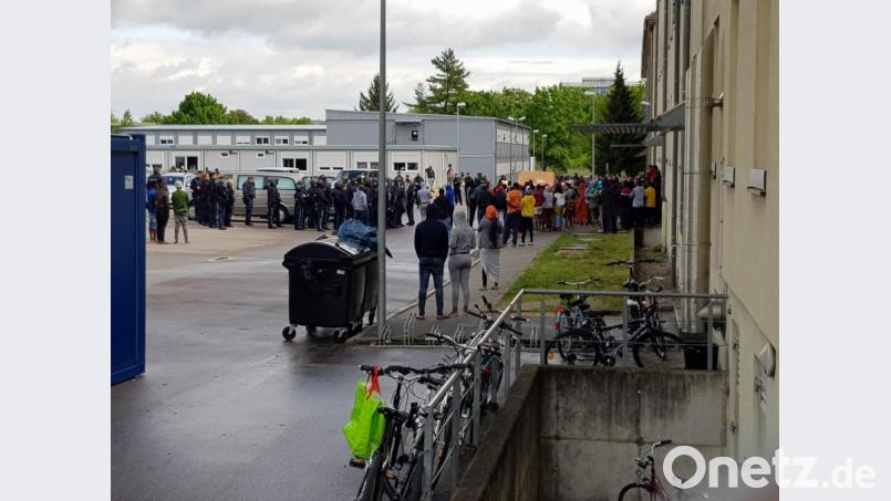 Die Stimmung unter den Bewohnern der Asylbewerberunterkunft in der Regensburger Zeißstraße heizte sich auf. Einsatzkräfte der Polizei und Rettungsdienst haben dort am Samstagvormittag die Leiche einer jungen Frau geborgen. Die Todesursache ist noch nicht bekannt. Bild: Alexander Auer