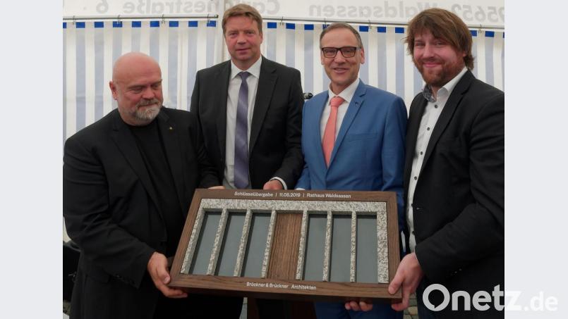 Bei der symbolischen Schüsselübergabe anlässlich der Rathaus-Einweihung in Waldsassen, von links Architekt Peter Brückner, Stadtbaumeister Hubert Siller, Bürgermeister Bernd Sommer und Projektleiter Thorsten Will. Bild: tr