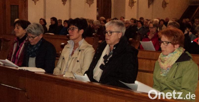 Die Mitglieder des Frauenbunds gestalten die Andacht auf dem Miesberg mit. Bild: ksi
