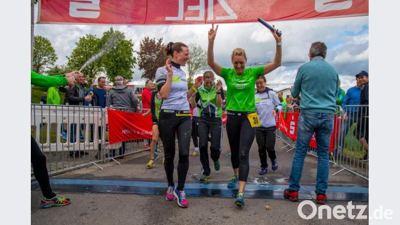 Claudia Mai (rechts) im Ziel - und wieder siegten die Damen von CIS Amberg. Bild: chl