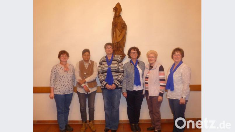 Die Geehrte Sonja Stelzl (von links) (20 Jahre Mitgliedschaft) mit Neuaufnahme Marga Götz, zweiter Vorsitzenden Waltraud Fichtner und der Bezirksvorsitzenden Monika Sommer sowie die Geehrte Tamara Fichtner (40 Jahre Mitgliedschaft) und erste Vorsitzende Heike Hottner. Bild: externer Beitrag