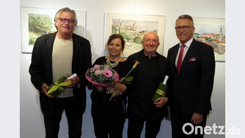 Laudator Thomas Rode, hefrau Gisela Jäger und Künstler Rudolf Jäger bekamen von Bürgermeister Franz Stahl (v. li.) kleine Geschenke. Bild: ubb