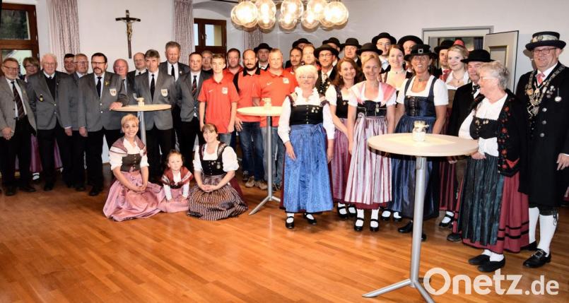 Zusammen sind sie 280 Jahre alt - Zu einem Empfang hatte Bürgermeister Peter Braun die Jubiläumsvereine des Marktes Schmidmühlen ins Rathaus zu einem Empfang eingeladen: Den Golf- und Landclub Schmidmühlen, die Reservistenkameradschaft, den Sportverein SV Eintracht Schmidmühlen sowie den Heimat- und Volkstrachtenverein Schmidmühlen. Bild: bö