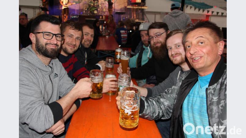 Trotz des schlechten Wetters herrschte an diesem Tisch gute Laune. Bild: kro