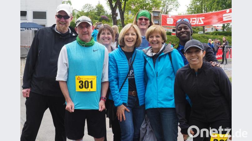 Die Racing Turtles, auf Deutsch die „Rennschildkröten“ (vorne von links): Brad Schmid (Schlussläufer), Joan Nelson (aktuelle Teammanagerin), Dorothee Baer (Initiatorin), Eugenia Ortiz. Hinten von links: Stephen James, Paula Greer, Kristin Jacob-Schmid und Mel Dunn. Bild: ref
