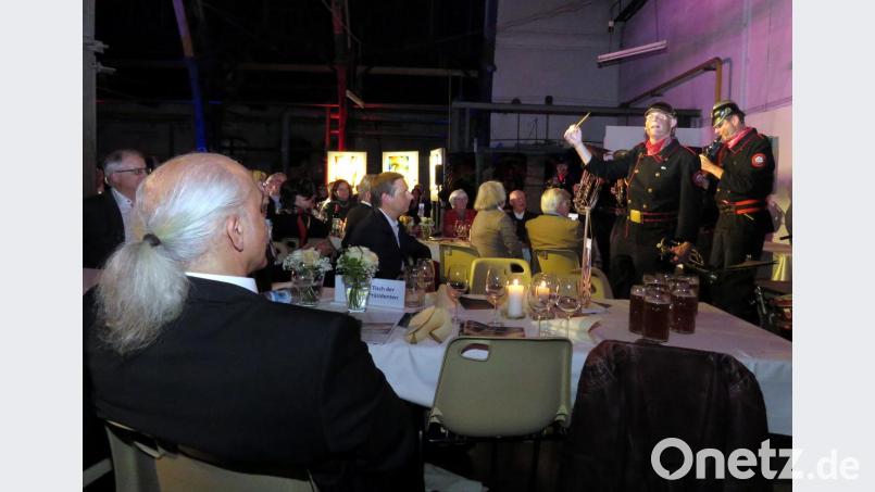 Bei der 25-Jahr-Feier des Rotary Club Stiftland in der Glashütte Lamberts nahm die „Altneihauser Feierwehrkappl‘n“ (rechts) auch den RC-Präsidenten Jeff Beer (links) aufs Korn. Bild: ubb