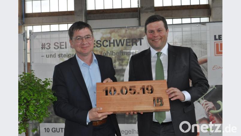 Markus Graf, CSU-Vorsitzender von Vilseck, Nachbar und guter Freund, übergibt Thomas Bader eine sogenannte Deckenrandschale mit dem Datum der Einweihung des renovierten Ziegelwerkes. Bild: exb