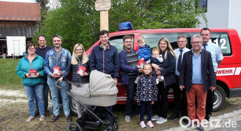Zusammen mit Kommandant Christian Schön und Bürgermeister Toni Dutz überreichte Feuerwehrvorsitzender Helmut Oppl (von rechts) je einen Rauchmelder an die frischgebackenen Schönhaider Eltern. Bild: wro