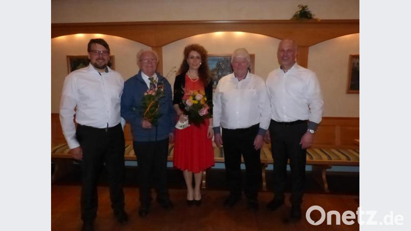 Ehrungen mit (von links) Zweitem Vorsitzenden Oliver Schmidt, Günther Seibold, Jana Müller, Georg Mayer, Erstem Vorsitzenden Helmut Maul. Bild: fm