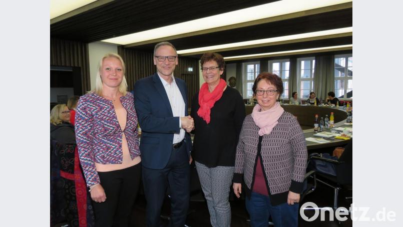 Bürgermeister Bernd Sommer und die Waldsassener Familienbeauftragte, Daniela Männer (links), begrüßten Marianne Fütterer und Pia Kürschner (von rechts) von der Koordinierten Kinderschutzstelle (KoKi). Bild: ubb