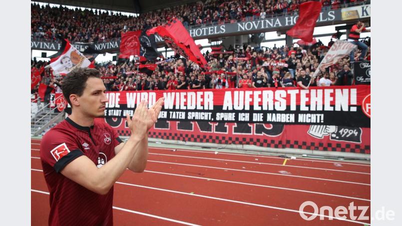 Georg Margreitter applaudiert den Fans: Auch die Spieler wurden nach dem Abstieg von den Anhängern gefeiert. Bild: Daniel Karmann/dpa