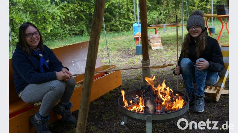 Beim Jahrmarkt der Jugend gab es auch ein offenes Feuer, über dem Stockbrot gebacken wurde und das bei den frischen Temperaturen auch etwas Wärme spendete. Bild: abi