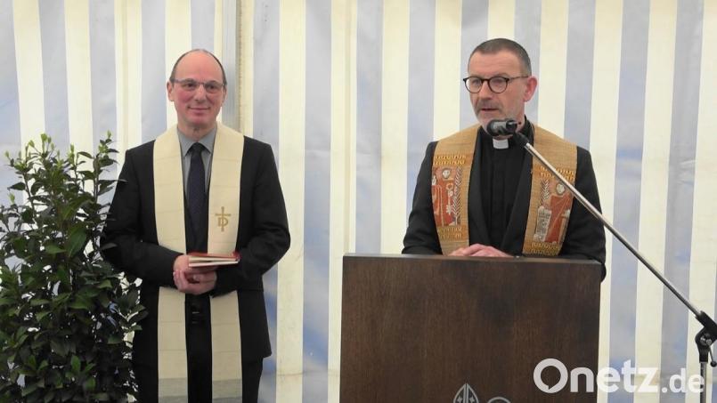 Stadtpfarrer Thomas Vogl und Diakon Fritz Lieb (von rechts) erbaten für das generalsanierte Rathaus und für die arbeitenden und dort verweilenden Menschen Gottes Segen. Bild: nic