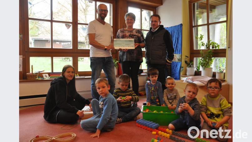 Harald Kraus (hinten, von links) überbrachte einen Scheck in Höhe von 1000 Euro an Kindergartenleiterin Luise Dietl und Dekan Alexander Hösl. Bild: dob