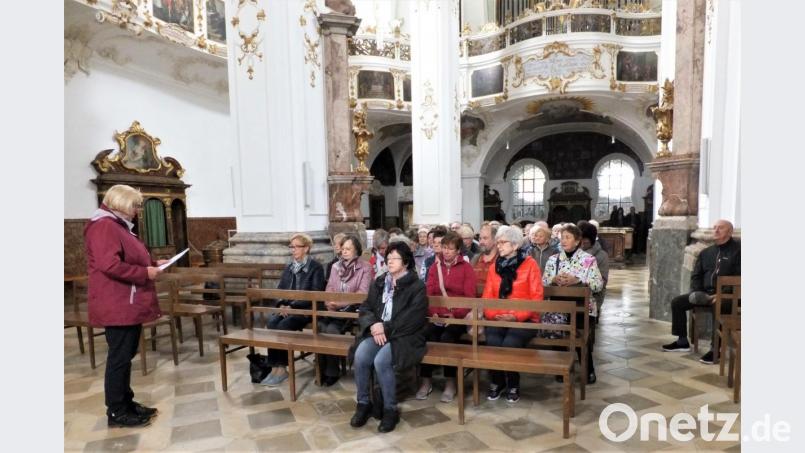 Ziel des ersten Seniorenausflugs in diesem Jahr ist Andechs. Hier wird die Klosterkirche besichtigt. Bild: rgr
