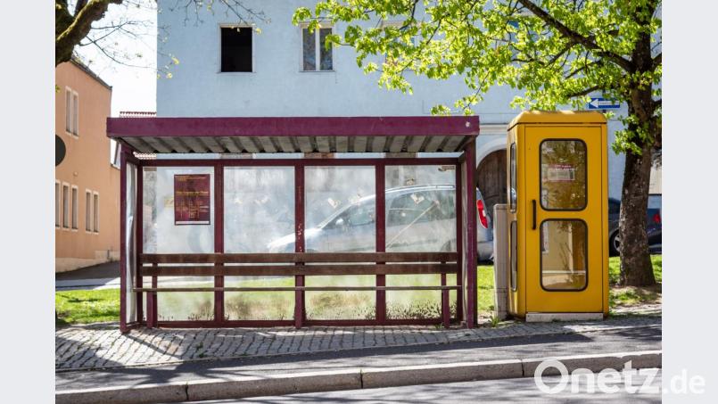 In Erbendorf steht neben der Bushaltestelle beim Kriegerdenkmal noch eine gelbe Telefonzelle - allerdings ohne Apparat. Bild: pml