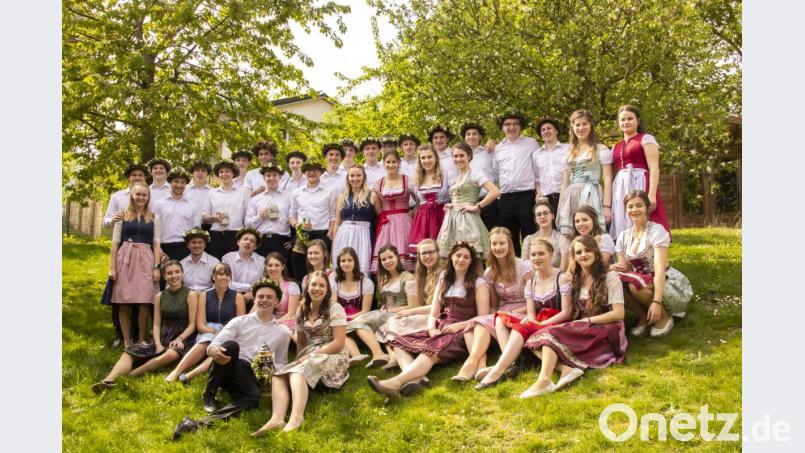 Insgesamt 22 fesche Kirwapaare ließen die alte Tradition im Dorf aufleben. Bild: Johannes Winkler