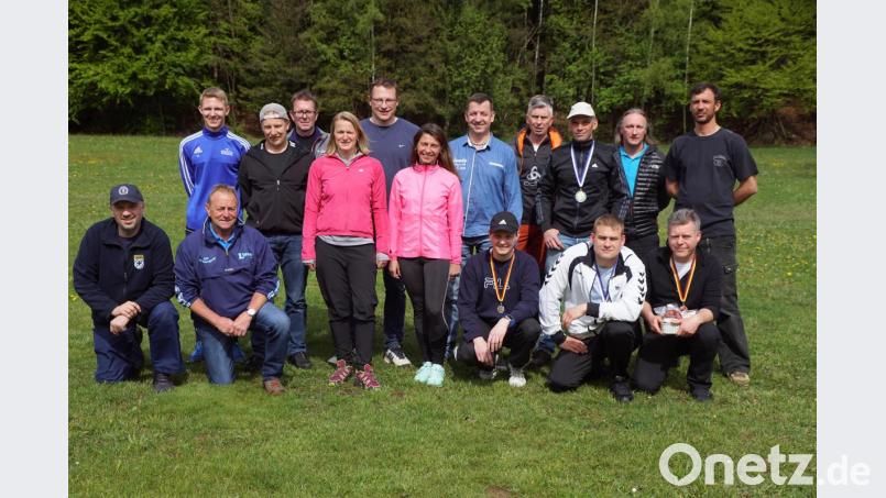 Weiblicher Charme lief bei der Crosslaufmeisterschaft des BSB Kreisverbandes am Samstag in Ahornberg mit. Milena Tuks und Claudia Sticht zeigten sich den männlichen Konkurrenten ebenbürtig. V.l. kniend Kreisvorsitzender Thomas Semba, Max Etterer, Michael Zimmerer, Stefan Gewinner und Wolfgang Nickl. Stehend v.l.: Tobias und Rainer Langsteiner, Gerald Bauer, Claudia Sticht, Martin Schmid, Milena Tuks, Wolfgang Ackermann, Rüdiger Bauer, Jörg Freche, Uwe Sticht und Florian Wolf. Von den Läufern fehlt Roland Schäffler. Bild: bkr