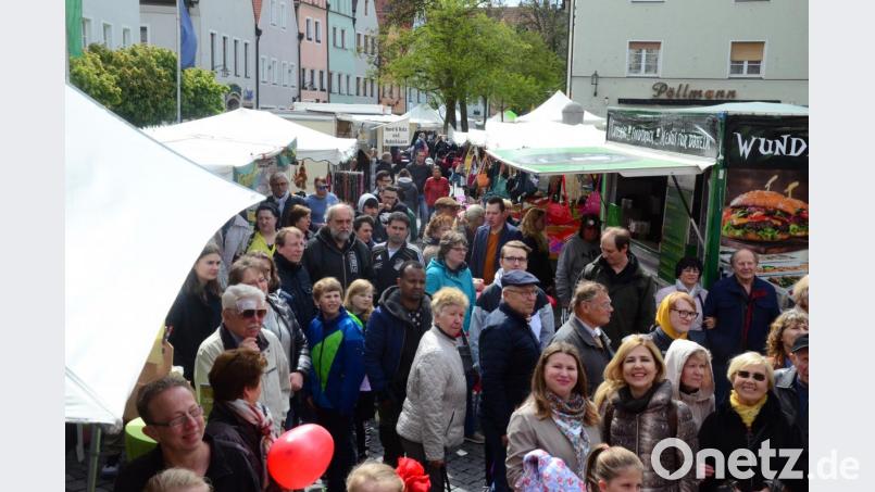 Am Nachmittag drängten die Besucher an den Verkaufsständen vorbei. Bild: Kunz