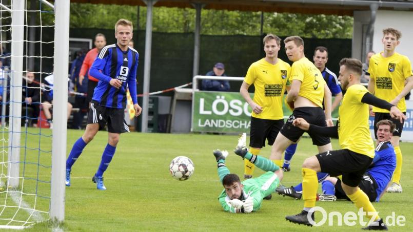 Das war in der 35. Minute die 1:0-Führung für den SV Raigering durch Mittelfeldspieler Florian Haller (links hinten), der in der 58. Minute verletzt ausgewechselt werden musste. FC-Torhüter Dominik Haas blieb zusammen mit Roman Reinhardt, Jakob Hüttner, Kapitän und Torschütze Heiko Giehrl sowie Linksverteidiger Nick Sperlich (von rechts) nur das Nachsehen. Bild: Hubert Ziegler