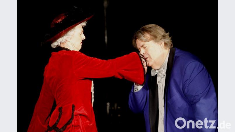 Zuneigung sieht anders aus. Lebemann Algernon Moncrieff (Dirk Dürholz, rechts) begrüßt Lady Augusta Bracknell (Ilona Glück, links), Bild: Hirsch