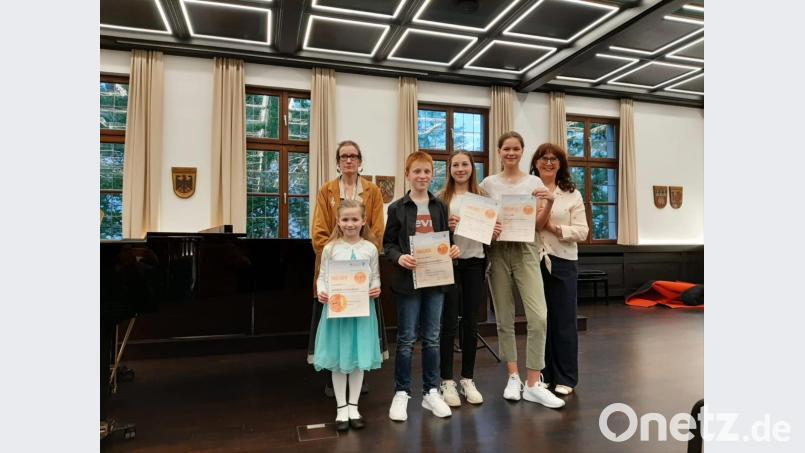 Für das Junior 1 Abzeichen wurden (vorne, von links) Amelie Wernick, Eran Kunushevci, Lena Thoma sowie Annika Träger geehrt. Mit im Bild die Lehrerinnen Christine Behr (hinten links) und Carol Bischoff (rechts). Bild: exb
