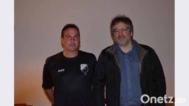 SpVgg-Vorsitzender Christian Baldauf freut sich, dass Thomas Schedl (links) neuer Jugendleiter ist. Bild: fz