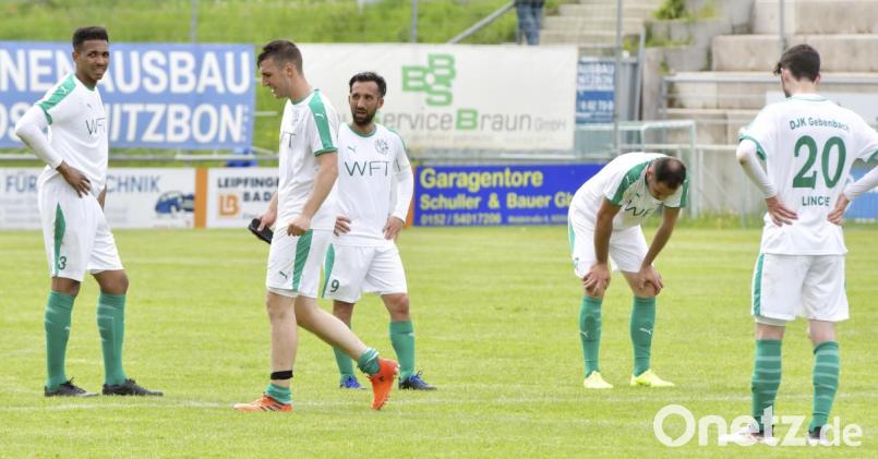 Hängende Köpfe und große Enttäuschung bei den Gebenbacher Spielern nach dem Schlusspfiff: Durch die 3:4-Heimniederlage gegen den SV Seligenporten vergaben sie die Chance, den TSV Aubstadt noch von Platz eins zu verdrängen. Der machte mit einem 2:0-Auswärtssieg bei der DJK Don Bosco Bamberg die Meisterschaft in der Bayernliga Nord und den Aufstieg in die Regionalliga perfekt. Bild: Hubert Ziegler