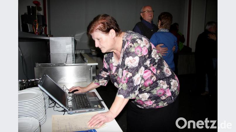 Brunhilde Burger hat die neue CD „Tanz&#039;n is a Freid“ der Oberpfälzer Musikfreunde aufgelegt. Die eingespielten Tänze stehen heute im Mittelpunkt des öffentlichen Tanzabends. Bild: wro