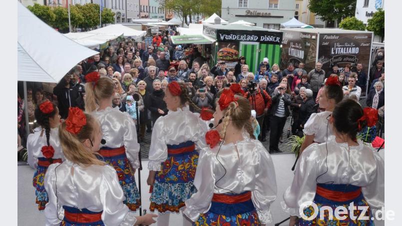 Die Tanz- und Gesangsgruppe Malinka bei ihrem Auftritt. Bild: Kunz