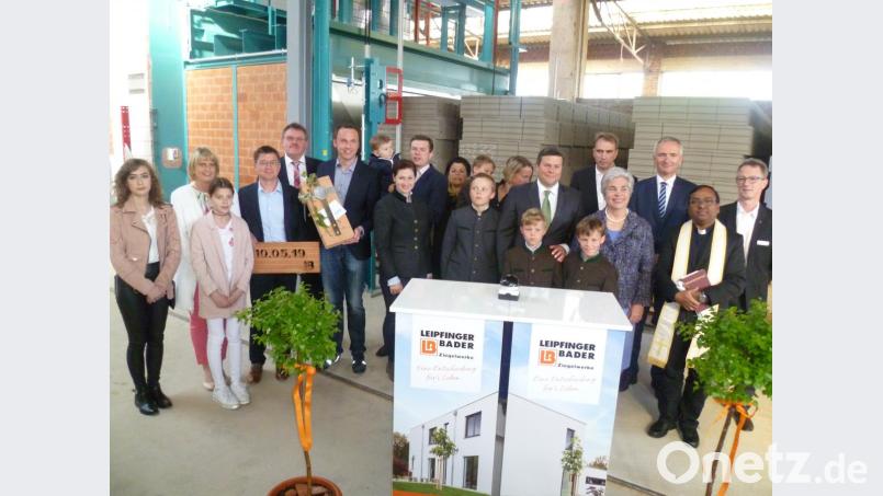 Mit zahlreichen Gästen feierte die Besitzerfamilie Bader den Abschluss der Modernisierungsmaßnahmen im Werk Schönlind. Bild: usc