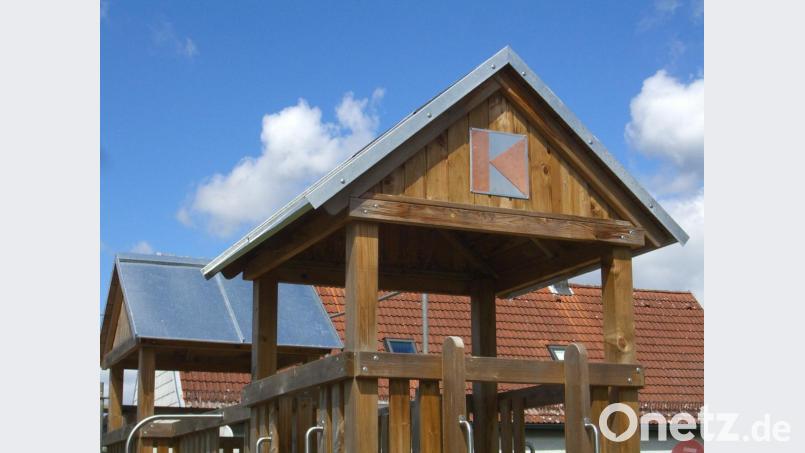 Die eingeblechten Türme mit Kolping-Emblem. Bild: rgr