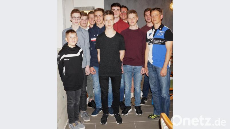 Die Jugendlichen sind das Aushängeschild des Tischtennisvereins. Die Verantwortlichen Henry Seifert (rechts) und Michael Eckl (Vierter von rechts) sind stolz auf den Vereinsnachwuchs und freuten sich bei der Jahreshauptversammlung über lobende Worte der Redner. Bild: weu