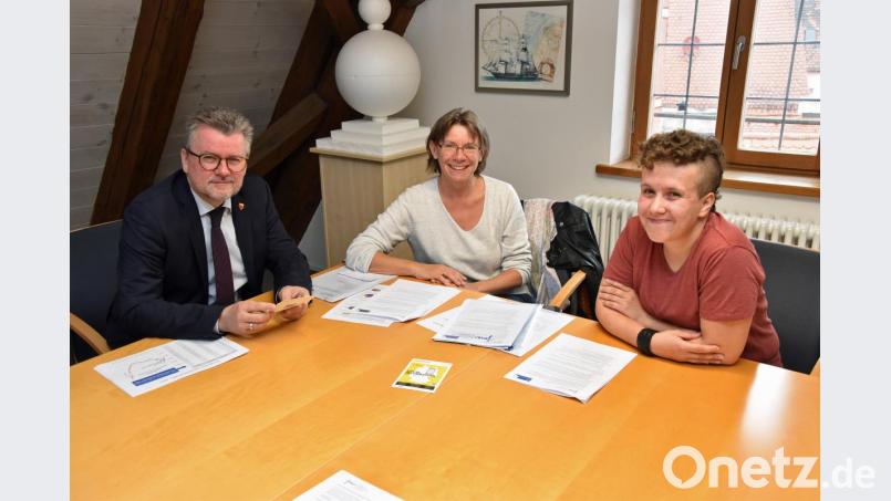 CJD-Leiterin Anna Szymczak (Mitte) stellte zusammen mit Anna Weißmann (rechts) Ersten Bürgermeister Michael Göth die aktuelle Entwicklung beim Jugendmigrationsdienst vor. Bild: Andreas Royer