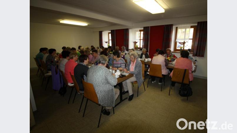 Die rund 40 Damen lassen sich beim Muttertagsfrühstück verwöhnen. Bild: bjp