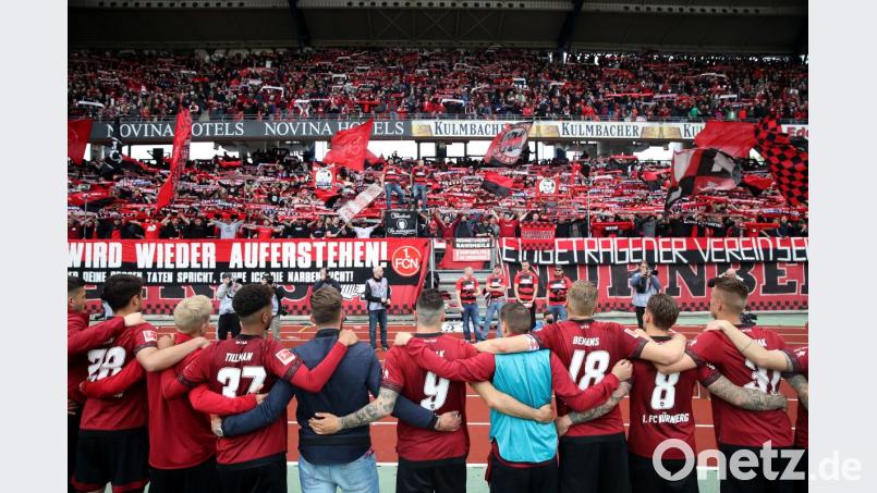 Schulterschluss nach dem Abstieg: Die Nürnberger Spieler vor der Nordkurve. Die Fans feierten die Spieler minutenlang. Bild: Daniel Karmann/dpa