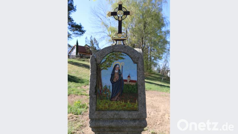 Diese neue Votivtafel zeigt die Heilige Gertraud als Patronin der Gärtner. Das auf Initiative des Gartenbauvereins Teunz restaurierte Kehrer-Marterl wurde kürzlich gesegnet. Bild: exb
