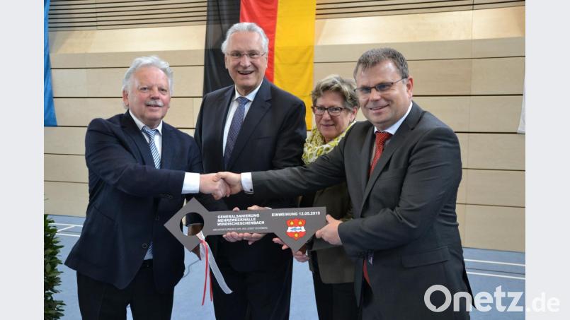 Architekt Josef Schöberl (links) übergibt im Beisein von Innenminister Joachim Herrmann und Konrektorin Antonia Wiehle den symbolischen Schlüssel an Bürgermeister Karlheinz Budnik (rechts). Bild: Lowak