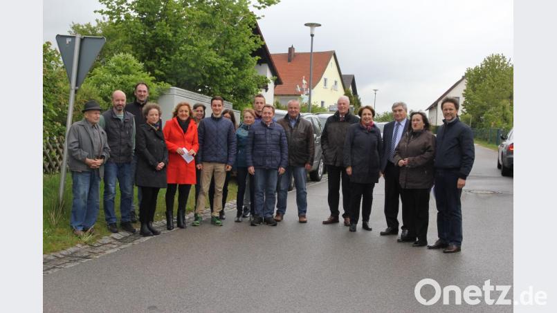 Beim Ortstermin in Schmidgaden verdeutlichten Bewohner um Rupert Bauer (rechts) den Mandatsträgern die Situation an der Staatsstraße 2040. Bild: ral