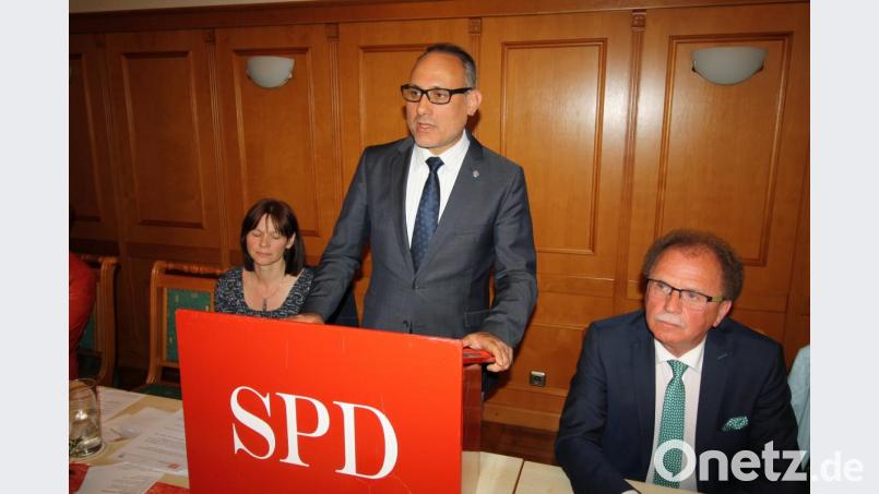 Die Schlüsselbedeutung der Europawahl werde oft unterschätzt, bedauerte Europaparlamentsmitglied Ismail Ertug beim Ehrenabend der Pressather SPD. Links im Bild Ortsvorsitzende Sabine Eichermüller, rechts Bürgermeister Werner Walberer. Bild: bjp